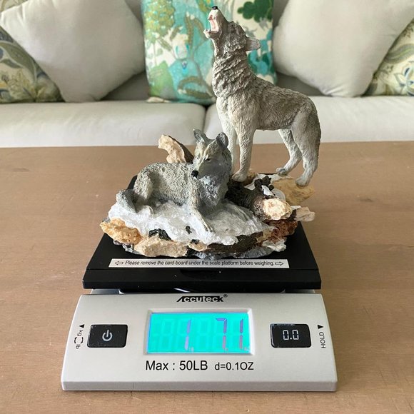 Howling And Sitting Wolves Figurine Sculpture - Picture 12 of 12